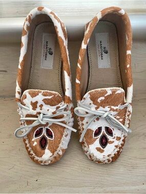 Manitobah Women’s Cowhide Beaded Moccasins in Tan & White